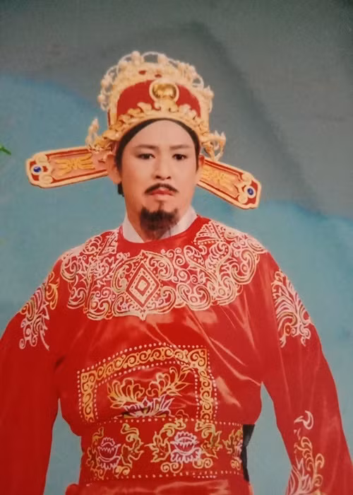 Theo Pháp Luật TP HCM, nghệ sĩ Tiến Dũng theo nghề hát từ năm 16 tuổi. Năm 18 tuổi, ông chính thức lên sân khấu. Nghệ sĩ Tiến Dũng gây chú ý khi tham gia các vở: Tình hận thâm cung, Sầu quan ải, Không là cát bụi, Cây sầu riêng trổ bông. Ảnh: Pháp Luật TP HCM.