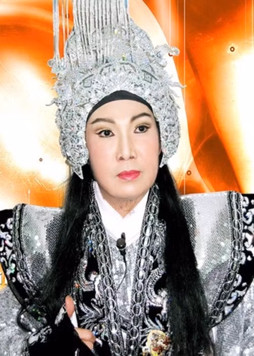 Rất nhiều người đã đến đưa tang ông hoàng cải lương Hồ quảng. Ảnh: Người Lao Động.