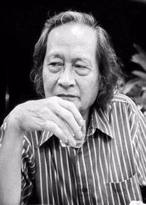 NSND Trần Tiến từng đóng Đế Thích trong Hồn Trương Ba, da hàng thịt, Hoài Nghi trong Chuông đồng hồ điện Kremlin, Cố vấn ái tình trong Kén rể. Ông qua đời vào chiều ngày 22/1. Ảnh: Dân Trí.