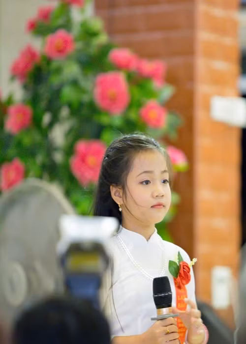 Tú Thanh từng tham gia các chương trình: Biệt tài tí hon, Người hùng tí hon, Gương mặt thân quen nhí. Năm 2016, em được Tổ chức Kỷ lục Việt Nam xác lập kỷ lục "Nghệ sĩ hát các dòng nhạc dân tộc cổ truyền của Việt Nam nhỏ tuổi nhất". Ảnh: Vietnamnet.