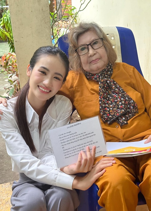 Hoa hậu Ý Nhi chia sẻ: “Hôm nay Nhi có cơ hội đến thăm các nghệ sĩ mà mình vô cùng yêu mến và ngưỡng mộ, đặc biệt là NSƯT Diệu Hiền. Các cô là những người mang đến niềm vui trong cuộc sống của khán giả trong đó có Nhi”. Ảnh: Fanpage.