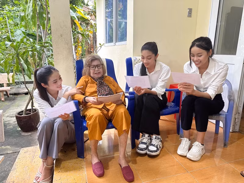 Ý Nhi chưa lên tiếng về ồn ào bị lập nhóm antifan, yêu cầu tước vương miện. Giữa loạt lùm xùm, nàng hậu vừa đến thăm viện dưỡng lão nghệ sĩ. Ảnh: Fanpage.