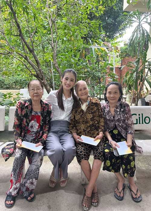 Nàng hậu mặc giản dị khi đến trao quà cho các nghệ sĩ gạo cội. Ảnh: Fanpage.