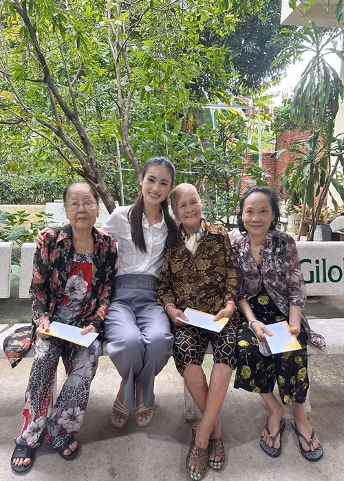 Nàng hậu mặc giản dị khi đến trao quà cho các nghệ sĩ gạo cội. Ảnh: Fanpage.