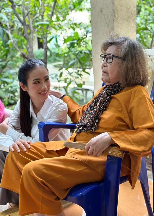 Ý Nhi vui vẻ bên NSƯT Diệu Hiền. Ảnh: Fanpage.