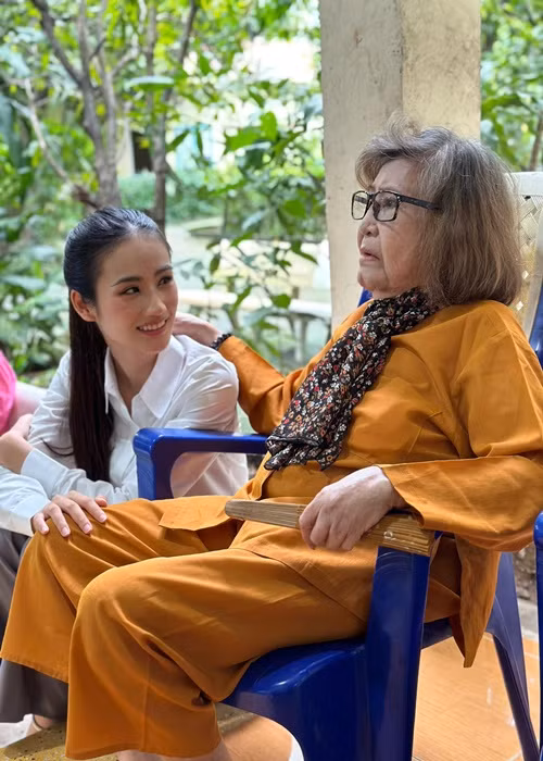 Ý Nhi vui vẻ bên NSƯT Diệu Hiền. Ảnh: Fanpage.