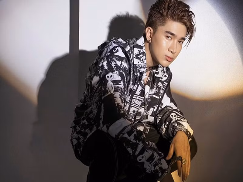 Năm 2019, tham gia chương trình Người ấy là ai, Mi Lan bất ngờ kể rằng 5 năm trước, cô hẹn hò một nam ca sĩ. Tên của anh có một chữ "i". Năm đầu tiên, cả hai rất mặn nồng. Đến năm thứ 2, Mi Lan phát hiện bạn trai "bắt cá nhiều tay". Bị réo tên là tình cũ của Mi Lan, Chi Dân không có phản hồi. Ảnh: FBNV.