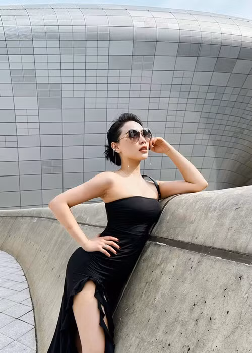 Ngoài ra, Quỳnh Thư còn viết trên trang cá nhân: "Những ngày qua thật sự rất bận, không có thời gian để ngủ luôn chứ đừng nói đến việc giải thích hay hơn thua. Và chuyện như thế nào hồi sau sẽ rõ. Hãy kiên nhẫn đợi nhé. Còn bây giờ Thư phải tập trung cao độ để làm việc tiếp đây. Dù ai có hiểu lầm hay phán xét sai đi chăng nữa thì cũng cảm ơn các bạn đã quan tâm thật nhiều". Sau đó, nữ người mẫu khóa trang cá nhân. Ảnh: FBNV.