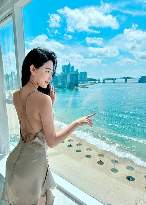 Về việc khóa trang cá nhân, Quỳnh Thư giải thích: “Tôi khóa trang cá nhân vì dân mạng không hề biết thực hư câu chuyện. Tôi cảm thấy nên khóa bình luận để bảo vệ an toàn cho mình và những điều xảy ra xung quanh. Với tôi, trên một trận đấu tình trường, người nào không được yêu thì là người thứ ba. Quỳnh Thư xin được giữ kín về chuyện có hay không có người yêu ở thời điểm hiện tại vì trước giờ tôi không chia sẻ điều này trước công chúng”. Ảnh: FBNV.