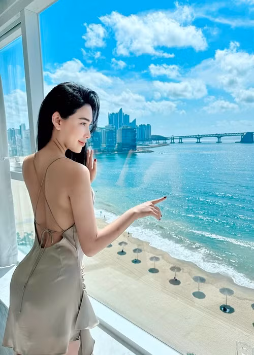 Về việc khóa trang cá nhân, Quỳnh Thư giải thích: “Tôi khóa trang cá nhân vì dân mạng không hề biết thực hư câu chuyện. Tôi cảm thấy nên khóa bình luận để bảo vệ an toàn cho mình và những điều xảy ra xung quanh. Với tôi, trên một trận đấu tình trường, người nào không được yêu thì là người thứ ba. Quỳnh Thư xin được giữ kín về chuyện có hay không có người yêu ở thời điểm hiện tại vì trước giờ tôi không chia sẻ điều này trước công chúng”. Ảnh: FBNV.