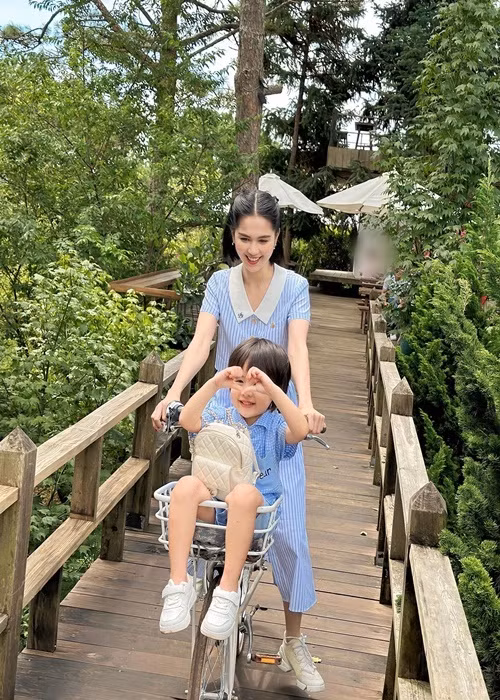 Để "ăn gian" tuổi, Ngọc Trinh còn lựa chọn set trang phục gam xanh gồm sơ mi cổ lá crop top và chân váy midi.