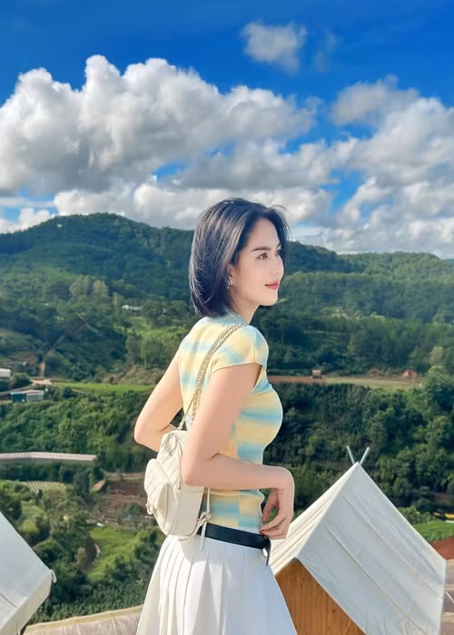  Ngọc Trinh vừa chia sẻ loạt ảnh du lịch Đà Lạt. Người đẹp sinh năm 1989 lựa chọn phong cách ngọt ngào.