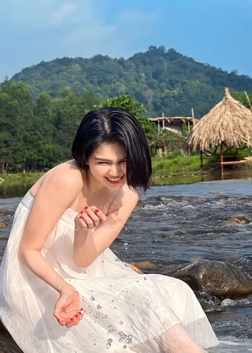 Hình ảnh Ngọc Trinh vui đùa trong một chuyến du lịch cách đây không lâu.