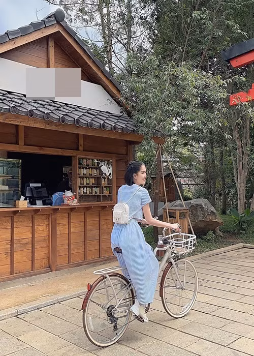 Người mẫu Ngọc Trinh ghi điểm nhờ phong cách ngọt ngào khi đi du lịch.