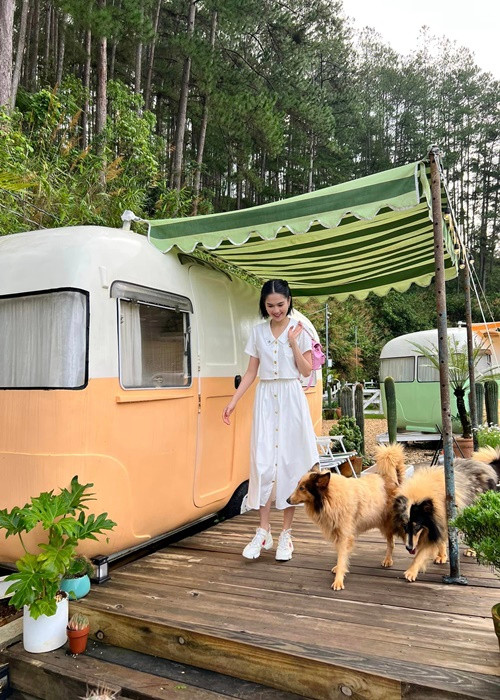 Việc lựa chọn giày thể thao cũng giúp Ngọc Trinh "ăn gian" tuổi.