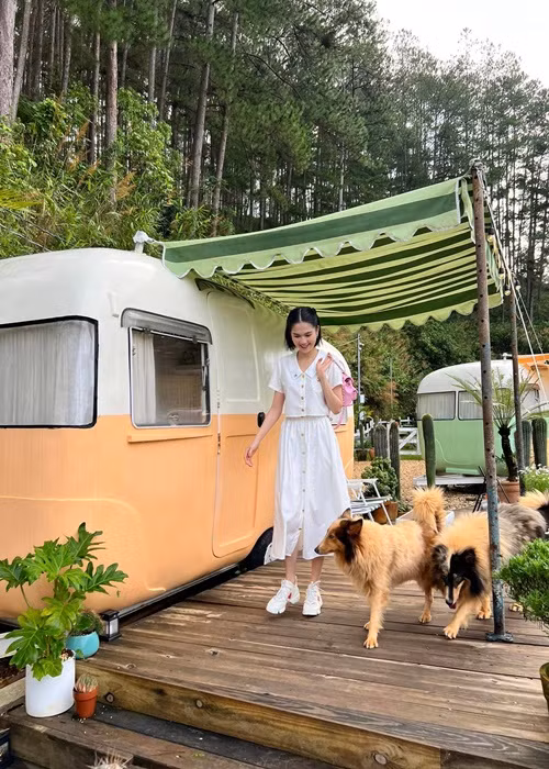 Việc lựa chọn giày thể thao cũng giúp Ngọc Trinh "ăn gian" tuổi.