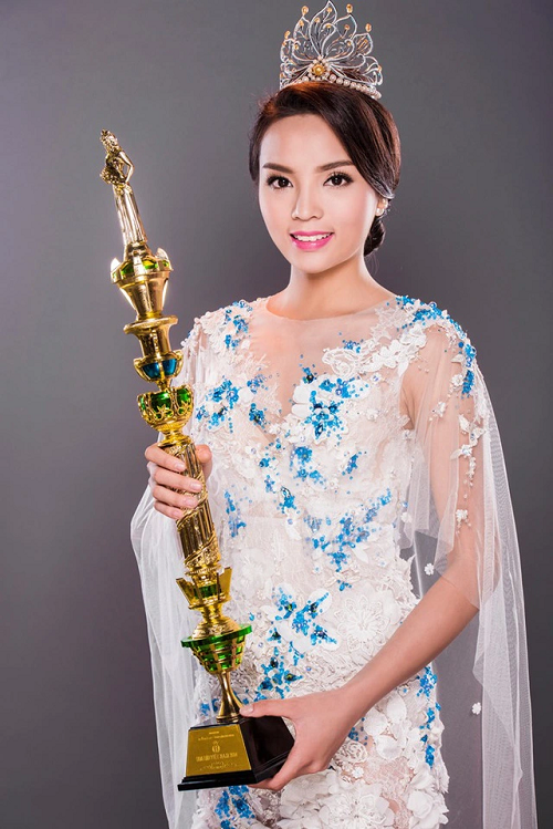 Kỳ Duyên - Hoa hậu Việt Nam 2014 cũng từng bị dân mạng đòi tước vương miện vào năm 2016 do loạt lùm xùm đời tư. Người đẹp gửi lời xin lỗi đến khán giả. Tuy nhiên, lời xin lỗi của cô không nhận được sự cảm thông của dư luận. Thậm chí, không ít cư dân mạng bức xúc yêu cầu Kỳ Duyên trả lại vương miện cũng như cho rằng ban tổ chức Hoa hậu Việt Nam nên tước vương miện của cô. Ảnh: VTV.