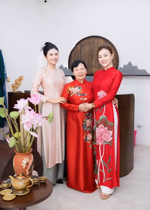 Về làm dâu, nữ diễn viên được gia đình chồng yêu thương. Trước đó, trên truyền thông, bà Hòa - mẹ chồng Phương Oanh cho biết, gia đình đón nhận Phương Oanh khi cô được Shark Bình đưa về nhà ra mắt. Bà khen con dâu là người đơn giản, chân thành. Trước khi kết hôn, Phương Oanh liên tục nấu ăn và gửi cho mẹ Shark Bình. Ảnh: Dân Việt.