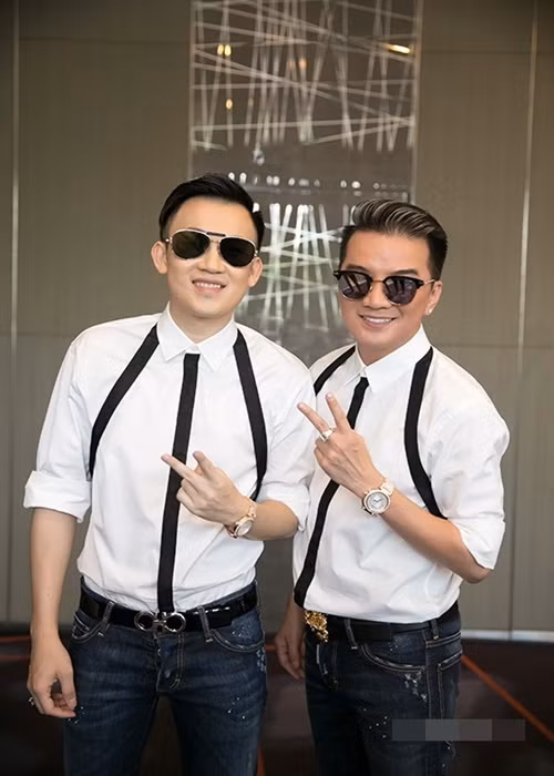 Năm 2009, em trai Hoài Linh từ Mỹ trở về Việt Nam hoạt động nghệ thuật. Trong giai đoạn đầu ca hát tại quê nhà, em trai Hoài Linh được Đàm Vĩnh Hưng nhận làm học trò và hỗ trợ. Ảnh: Zing.