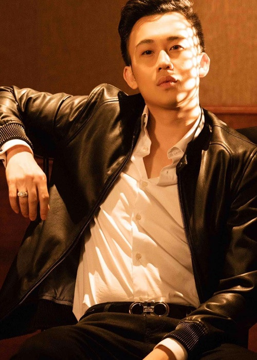 Dương Triệu Vũ bộc lộ năng khiếu về âm nhạc từ khi còn nhỏ. Năm 1994, em trai Hoài Linh đoạt giải quán quân trong một cuộc thi hát dành cho thiếu nhi do một nhà thờ tổ chức. Sau đó, Dương Triệu Vũ trở thành ca sĩ solo hát tại nhà thờ địa phương. Ảnh: FBNV.