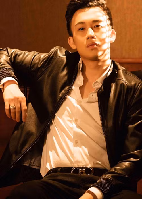 Dương Triệu Vũ bộc lộ năng khiếu về âm nhạc từ khi còn nhỏ. Năm 1994, em trai Hoài Linh đoạt giải quán quân trong một cuộc thi hát dành cho thiếu nhi do một nhà thờ tổ chức. Sau đó, Dương Triệu Vũ trở thành ca sĩ solo hát tại nhà thờ địa phương. Ảnh: FBNV.