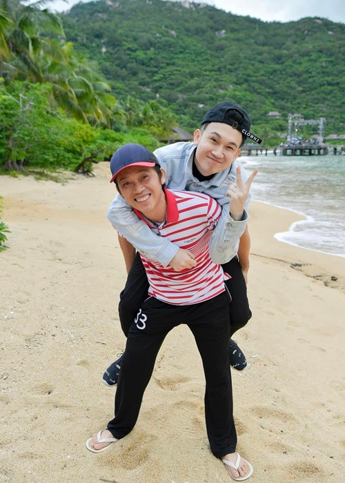 Dương Triệu Vũ từng chia sẻ trên Vietnamnet, do có cái tôi lớn nên anh không muốn mang tiếng nhờ vả, dựa hơi anh trai. “Hơn nữa, tính anh Linh tôi hiểu rõ. Anh ấy có thể cười đùa với mọi người bên ngoài nhưng trong nhà anh luôn tỏ ra nghiêm khắc, khó tính đúng vị thế của một người anh cả. Anh ấy sẽ chỉ xuất hiện ở những nơi mình thích và khi anh cảm thấy có người cần”, Dương Triệu Vũ nói thêm. Ảnh: FBNV. 