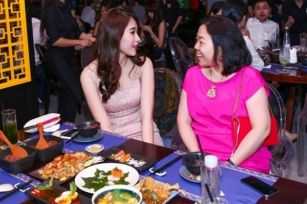 Đối với con dâu là Hoa hậu Đặng Thu Thảo, bà cũng hết mực thương yêu như con ruột trong gia đình. Bằng chứng cụ thể chính là sau nhiều năm về chung một nhà với doanh nhân Trung Tín, Đặng Thu Thảo đang trải qua những năm tháng hạnh phúc, sống trong nhung lụa, được nhà chồng thương yêu, quý mến.