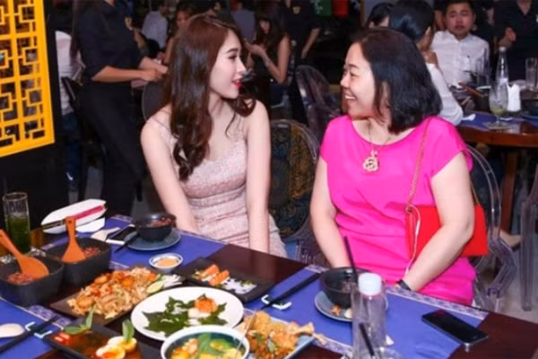 Đối với con dâu là Hoa hậu Đặng Thu Thảo, bà cũng hết mực thương yêu như con ruột trong gia đình. Bằng chứng cụ thể chính là sau nhiều năm về chung một nhà với doanh nhân Trung Tín, Đặng Thu Thảo đang trải qua những năm tháng hạnh phúc, sống trong nhung lụa, được nhà chồng thương yêu, quý mến.