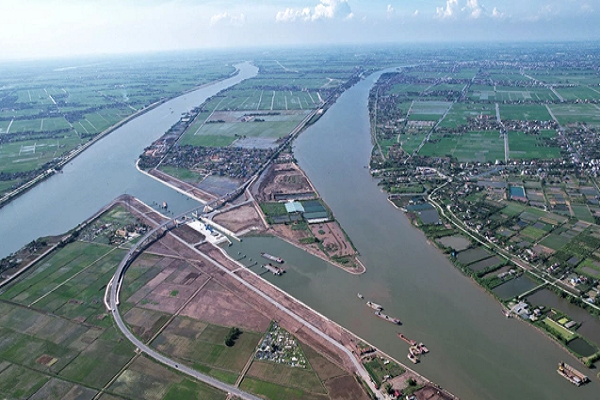 Chiều 25/7, Bộ GTVT tổ chức lễ thông luồng dự án kênh nối sông Đáy và sông Ninh Cơ (tỉnh Nam Định). Đây là công trình kênh đào có quy mô lớn nhất Việt Nam với tổng mức đầu tư 100 triệu USD.