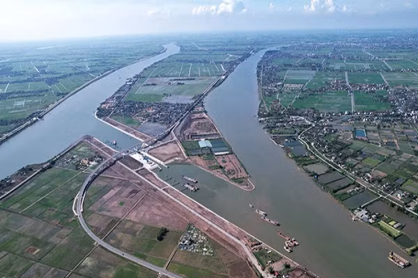 Chiều 25/7, Bộ GTVT tổ chức lễ thông luồng dự án kênh nối sông Đáy và sông Ninh Cơ (tỉnh Nam Định). Đây là công trình kênh đào có quy mô lớn nhất Việt Nam với tổng mức đầu tư 100 triệu USD.