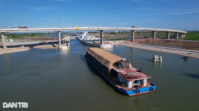 Trên luồng đường thủy này, phương tiện vận tải chủ yếu chở nguyên vật liệu công nghiệp và vật liệu xây dựng. Đối với tàu 2.000-3.000 tấn, kênh đào này giúp tiết kiệm quãng đường di chuyển lên tới 100km, tương ứng khoảng 8 giờ lưu thông.