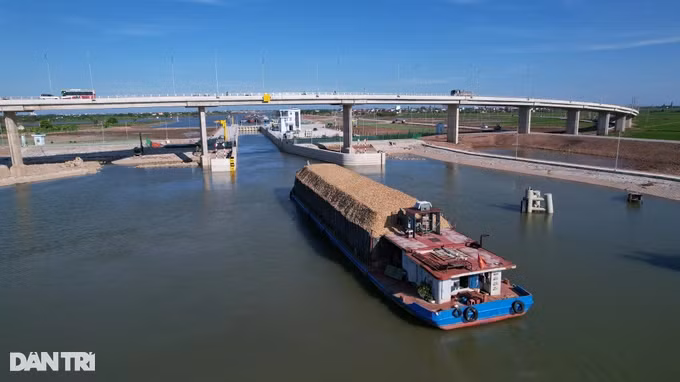 Trên luồng đường thủy này, phương tiện vận tải chủ yếu chở nguyên vật liệu công nghiệp và vật liệu xây dựng. Đối với tàu 2.000-3.000 tấn, kênh đào này giúp tiết kiệm quãng đường di chuyển lên tới 100km, tương ứng khoảng 8 giờ lưu thông.