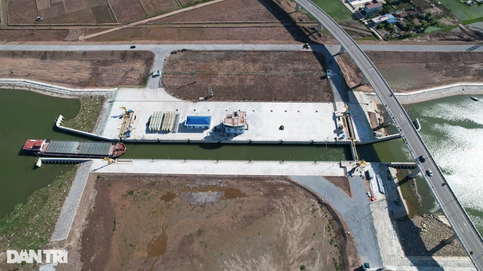 Hạng mục giá trị nhất của kênh đào là âu tàu với bề rộng 17m, dài 179m, sâu 7m.