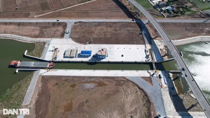 Hạng mục giá trị nhất của kênh đào là âu tàu với bề rộng 17m, dài 179m, sâu 7m.