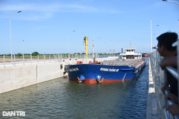 Trong ảnh là một tàu chở cát thủy tinh trọng tải 2.650 tấn đang lưu thông qua âu tàu của kênh đào. Đây cũng là mức trọng tải tàu gần tối đa mà kênh đào có thể phục vụ.