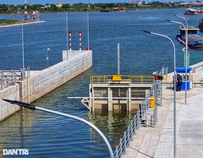 Âu tàu vận hành tương tự kênh đào Panama. Khi tàu vào trong âu, cửa âu phía sau sẽ đóng kín. Sau đó, các van sẽ điều tiết để mực nước trong âu bằng với mực nước ở cửa ra. Cuối cùng, cửa phía trước mở ra để tàu qua.