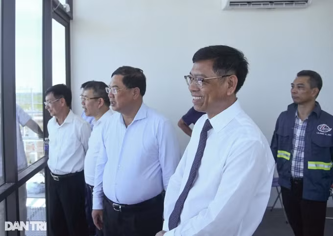 Thứ trưởng Bộ GTVT Nguyễn Xuân Sang và Bí thư Tỉnh ủy Nam Định Phạm Gia Túc tới dự lễ thông luồng đường thủy qua kênh Đáy - Ninh Cơ.