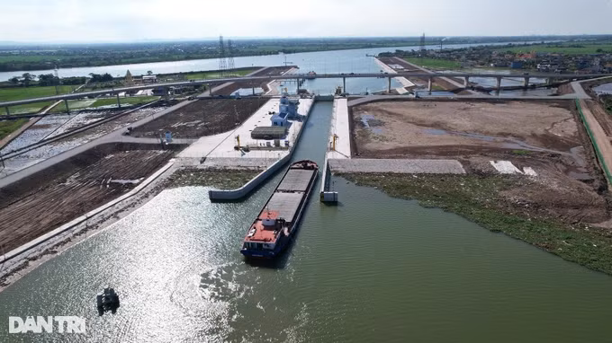 Ngay sau khi công bố luồng đường thủy, các tàu trọng tải lớn đã xếp hàng lưu thông qua kênh Đáy - Ninh Cơ.