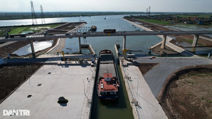 Thứ trưởng Bộ GTVT nhận định đây là dự án giao thông phức tạp, do kết hợp nhiều hạng mục như cầu vượt kênh (thuộc đường bộ), kênh đào (thuộc đường thủy) và đê kè (thuộc thủy lợi). Trong đó, riêng hạng mục âu tàu được xác định lớn nhất Việt Nam.