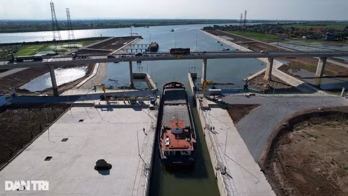 Thứ trưởng Bộ GTVT nhận định đây là dự án giao thông phức tạp, do kết hợp nhiều hạng mục như cầu vượt kênh (thuộc đường bộ), kênh đào (thuộc đường thủy) và đê kè (thuộc thủy lợi). Trong đó, riêng hạng mục âu tàu được xác định lớn nhất Việt Nam.