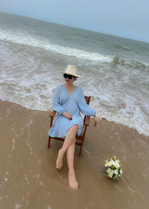 Nữ ca sĩ tận hưởng nhiều chuyến đi biển.