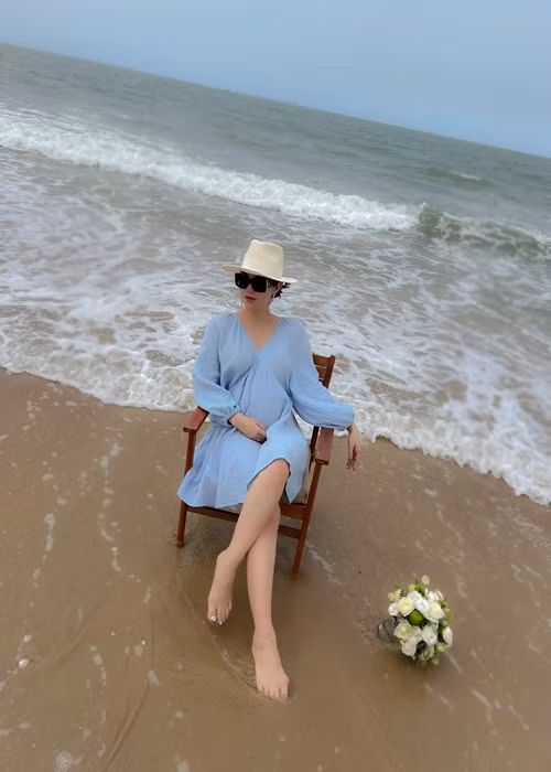 Nữ ca sĩ tận hưởng nhiều chuyến đi biển.