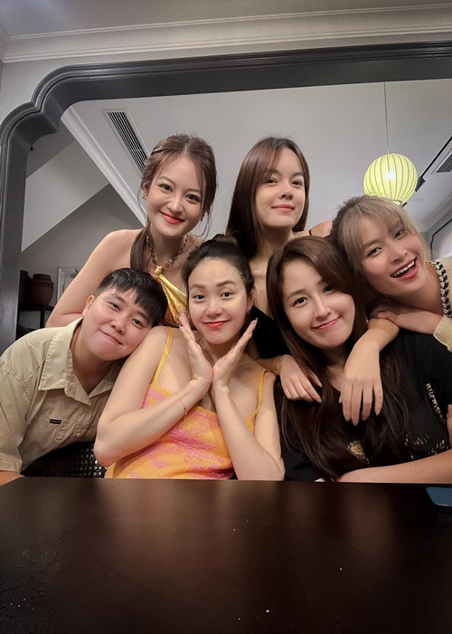 Mai Phương Thúy, Phạm Quỳnh Anh, Đông Nhi, Thùy Anh đến thăm bà bầu Minh Hằng.