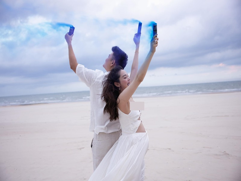 "Mỗi ngày trôi qua, tôi thấy hạnh phúc khi được sống cùng vợ. Hành động vui nhộn khó lường của vợ đôi khi cũng khiến tôi bật ngửa. Tình yêu của vợ khiến tôi trẻ trung hơn, lạc quan, yêu đời hơn và tự tin phấn đấu hơn. Tôi mong gia đình mình sẽ mãi giữ lửa và tràn ngập tiếng cười", Saostar dẫn lời ông xã Minh Hằng.