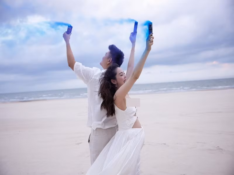 "Mỗi ngày trôi qua, tôi thấy hạnh phúc khi được sống cùng vợ. Hành động vui nhộn khó lường của vợ đôi khi cũng khiến tôi bật ngửa. Tình yêu của vợ khiến tôi trẻ trung hơn, lạc quan, yêu đời hơn và tự tin phấn đấu hơn. Tôi mong gia đình mình sẽ mãi giữ lửa và tràn ngập tiếng cười", Saostar dẫn lời ông xã Minh Hằng.