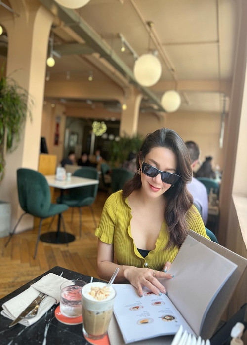 Nữ ca sĩ chia sẻ: "Mỗi ngày trôi qua đều là một ngày vui vẻ tích cực. Cười thật to, ăn thật ngon miệng và lưu giữ nhiều hình ảnh cùng nhau".