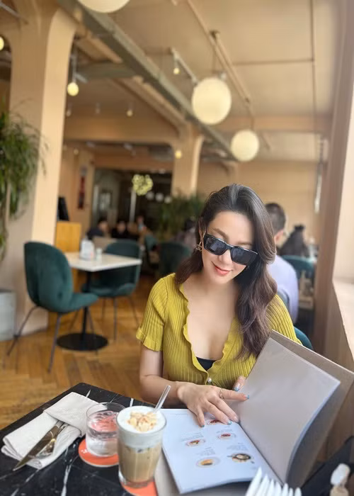 Nữ ca sĩ chia sẻ: "Mỗi ngày trôi qua đều là một ngày vui vẻ tích cực. Cười thật to, ăn thật ngon miệng và lưu giữ nhiều hình ảnh cùng nhau".