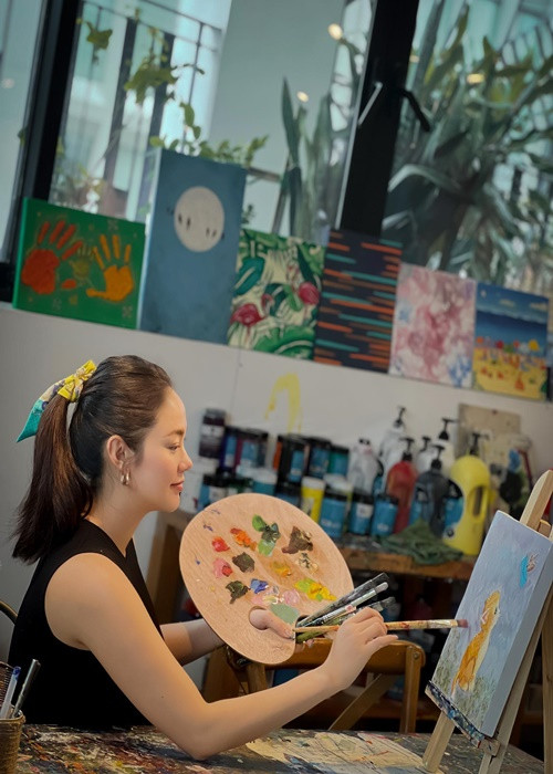Minh Hằng "thai giáo bằng mỹ thuật" khi vẽ tranh.