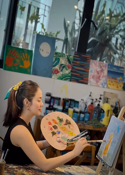 Minh Hằng "thai giáo bằng mỹ thuật" khi vẽ tranh.