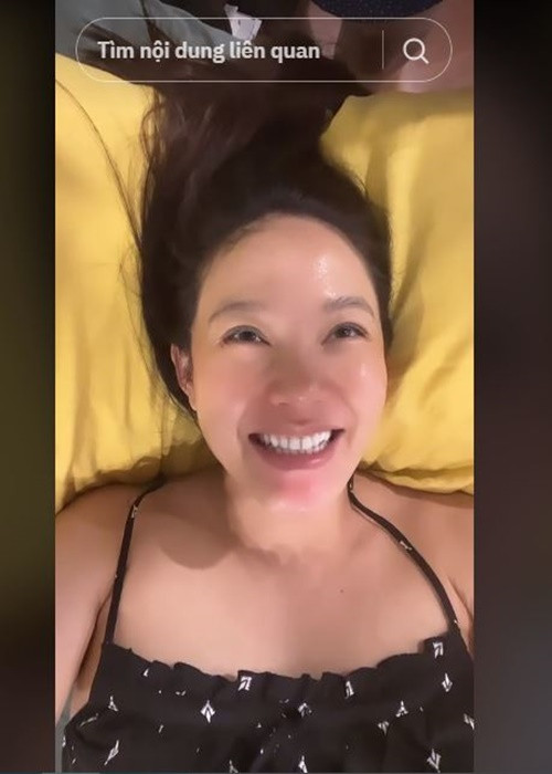 Trên trang cá nhân, Minh Hằng vừa chia sẻ clip được ông xã đại gia đắp mặt nạ.